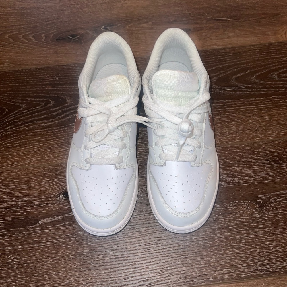 White Nike dunks